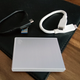 El SSD viene con dos cables, uno USB-C a USB-C, y el otro USB-C a USB 3.